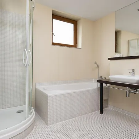 Vela 2min Plaza Hryniewieckiego *