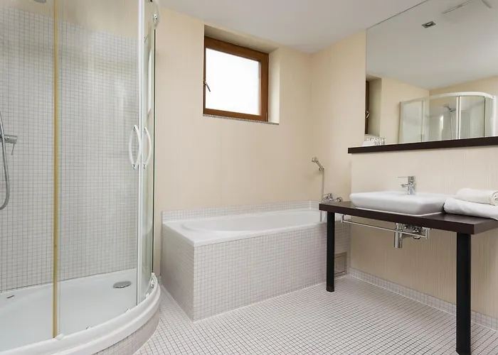 Vela 2min Plaza Hryniewieckiego *